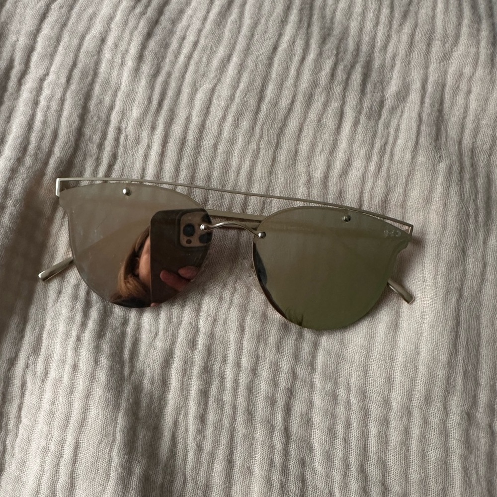 Mirrored cat eye style glasses